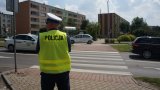 Policjant obserwujący zachowanie pieszych