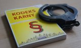 Kodeks karny , po prawej jego stronie kajdanki