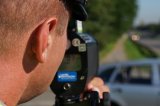 Policjant drogówki podczas prowadzenia pomiaru prędkości