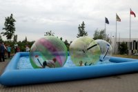 Dzieci bawiące się w kulach wodnych podczas festynu rodzinne zorganizowanego na terenie Dwóch Wież KWK Polska
