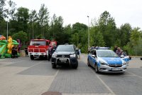 Radiowóz Policji, Straży Pożarnej i Straży Rybackiej podczas festynu rodzinne zorganizowanego na terenie Dwóch Wież KWK Polska