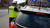 policjant drogówki podczas kontroli drogowej