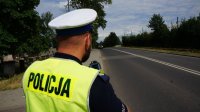 policjant drogówki podczas kontroli prędkości