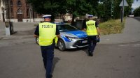 policjant drogówki podczas kontroli prędkości
