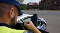policjant drogówki podczas kontroli prędkości