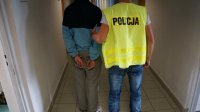 Policjant prowadzi zatrzymanego