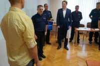 Komendant podczas przemowy dziękującej bohaterowi za wzorową postawę obywatelską