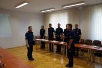 Naczelnik Prewencji podczas składania meldunku Komendantowi jednostki