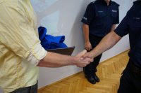 Komendant gratulujący bohaterowi za wzorową postawę obywatelską