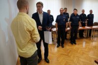 Prezydent miasta podczas przemowy dziękującej bohaterowi za wzorową postawę obywatelską