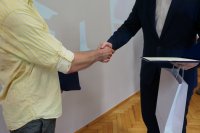 Prezydent miasta gratulujący bohaterowi za wzorową postawę obywatelską
