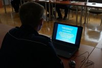 Naczelnik prewencji podczas odtwarzania prezentacji