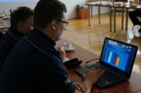 Naczelnicy wydziału Kryminalnego podczas odtwarzania prezentacji o pracy wydziału