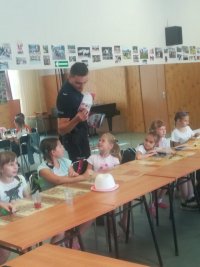 Policjanci wraz z młodzieżą w MDK w Świętochłowicach podczas zajęć letnich