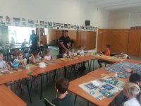 Policjanci wraz z młodzieżą w MDK w Świętochłowicach podczas zajęć letnich