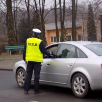 Policjant Wydziału Ruchu Drogowego KMP Świętochłowice podczas przeprowadzania badania na trzeźwość