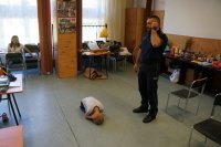 Policjanci świętochłowickiej komendy z najmłodszymi,  podczas prelekcji dotyczącej bezpieczeństwa w trakcie wakacyjnych zajęć w MDK w Świętochłowicach