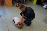 Policjanci świętochłowickiej komendy z najmłodszymi,  podczas prelekcji dotyczącej bezpieczeństwa w trakcie wakacyjnych zajęć w MDK w Świętochłowicach
