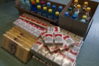przejęte przez policjantów z Wydziału ds. Przestepczości Gospodarczej papierosy oraz alkohol bez akcyzy