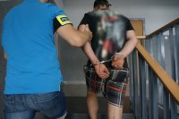 Policjant prowadzący zatrzymanego