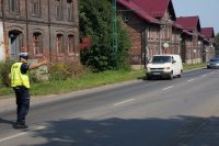 Policjanci drogówki podczas kontroli pojazdu w trakcie działań SMOG