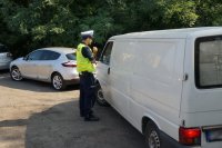 Policjanci drogówki podczas kontroli pojazdu w trakcie działań SMOG
