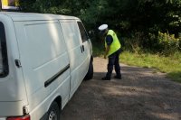 Policjanci drogówki podczas kontroli pojazdu w trakcie działań SMOG