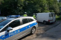 Policjanci drogówki podczas kontroli pojazdu w trakcie działań SMOG