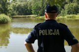 policjant podczas kontroli akwenu