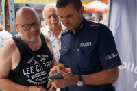 Policjanci podczas omawiania i prezentowania aplikacji związanych z bezpieczeństwem