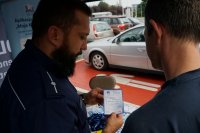 Policjanci podczas omawiania i prezentowania aplikacji związanych z bezpieczeństwem