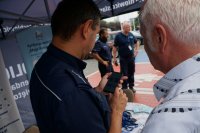 Policjanci podczas omawiania i prezentowania aplikacji związanych z bezpieczeństwem