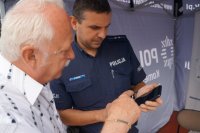 Policjanci podczas omawiania i prezentowania aplikacji związanych z bezpieczeństwem