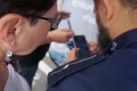 Policjanci podczas omawiania i prezentowania aplikacji związanych z bezpieczeństwem