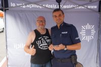 Policjanci podczas omawiania i prezentowania aplikacji związanych z bezpieczeństwem
