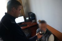 Policjant drogówki podczas sprawdzania stanu trzeźwości podejrzewanego o kierowanie w stanie nietrzeźwości