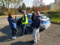 Policjant z Wydziału Ruchu Drogowego KMP Świętochłowice podczas rozmowy z ekipą TVP1.