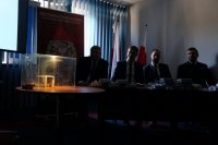 uczestnicy konferencji podczas oczekiwania na wynik doświadczenia z użyciem czujki dymu oraz czujnika tlenku węgla