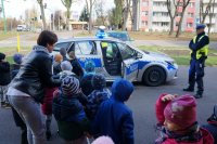 mundurowi podczas spotkania z przedszkolakami w miejskiej bibliotece