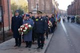 Komendant Miejski Policji w Świętochłowicach przed złożeniem kwiatów pod tablica pamiątkową