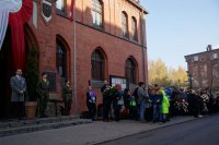 Uczestnicy obchodów Święta 11 listopada pod Muzeum Powstań Śląskich w Świętochłowicach