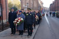 Złożenie kwiatów pod tablicą pamiątkową przez Komendanta Miejskiego Policji w Świętochłowicach wraz z przedstawicielami innych służb mundurowych