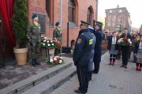 Złożenie kwiatów pod tablicą pamiątkową przez Komendanta Miejskiego Policji w Świętochłowicach wraz z przedstawicielami innych służb mundurowych