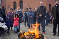 Komendant Miejski Policji w Świętochłowicach wraz z przedstawicielami innych służby mundurowych na tle symbolicznego ogniska przy muzeum