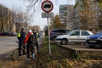 drogówka podczas legitymowania rowerzysty w trakcie działań NURD