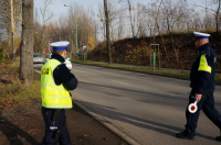 Policjanci drogówki podczas kontroli pojazdu w akcji smog