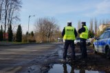 policjanci podczas obserwacji w trakcie działań Odpady