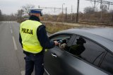 policjant drogówki podczas prowadzenia badania trzeźwości zatrzymanego do kontroli kierującego