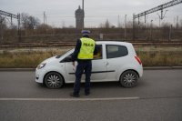 policjant drogówki podczas prowadzenia badania trzeźwości zatrzymanego do kontroli kierującego