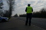 policjant podczas obserwacji zachowania kierujących w obrębie skrzyżowania